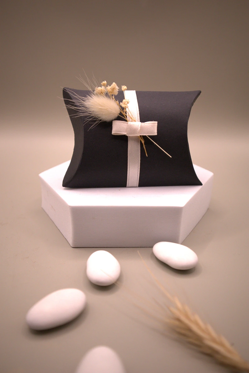 pillow μαυρο μπομπονιερα γαμου zoom Μπομπονιέρα pillow μαύρο - Image 1